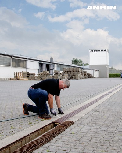 
So einfach geht die Wartung und Pflege Ihrer Entwässerungsrinne

Schritt 1: Nehmen Sie die Roste auf
Dazu lösen Sie einfach den Verschluss und heben die Roste ab. Das geht am besten mit einem Schraubenzieher- oder Schlüssel.

 

Schritt 2: Reinigen…