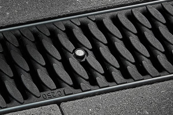 Die richtige Entwässerungsrinne für die Einfahrt wählen