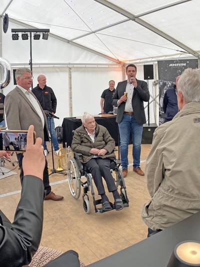 Größter Dank an Gründerchefin Rita Broermann

Am 3. Mai fand anlässlich unseres 50-jährigen Firmenjubiläums eine kleine aber feine Mitarbeiterparty auf unserem Betriebsgelände statt. Livemusik der Blaskapelle „PFFFT“ und ein Walking-Act mit „Zauberw…