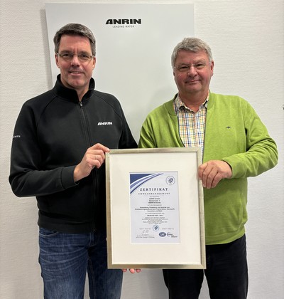 Stolz zeigt die ANRIN-Geschäftsführung heute unsere aktuelle Erst-Zertifizierung nach der DIN EN ISO 14001.

 

Hiermit haben wir erneut einen großen Schritt im laufenden Jahr 2024 gemacht:

 

Die ANRIN GmbH steht als familiengeführtes Unternehmen …