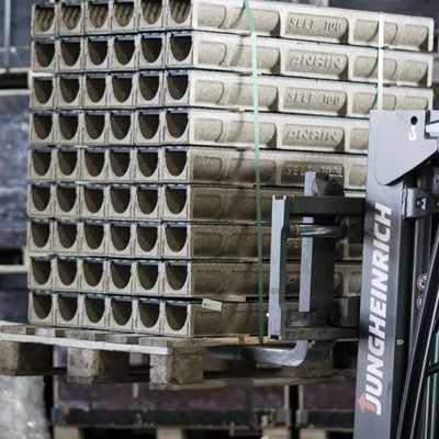 ARIN produziert Rinnen aus Polymerbeton - hier im Bild einige Rinnen aus diesem Werkstoff