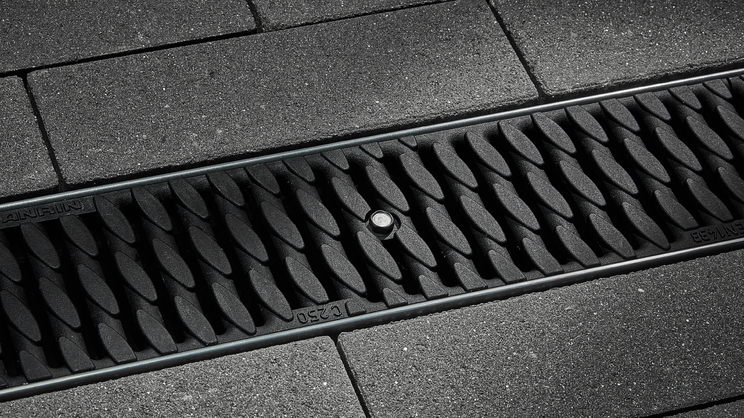 Die richtige Entwässerungsrinne für die Einfahrt wählen