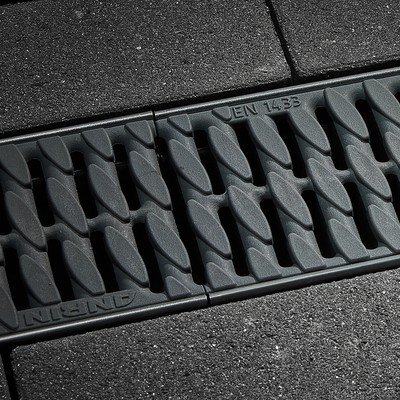 Ein ANRIN Rinnenelement mit Abdeckrost ist abgebildet