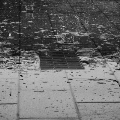 Anrin Punktentwässerung - Gully Rost inmitten einer Fläche mit zentralem Gefälle